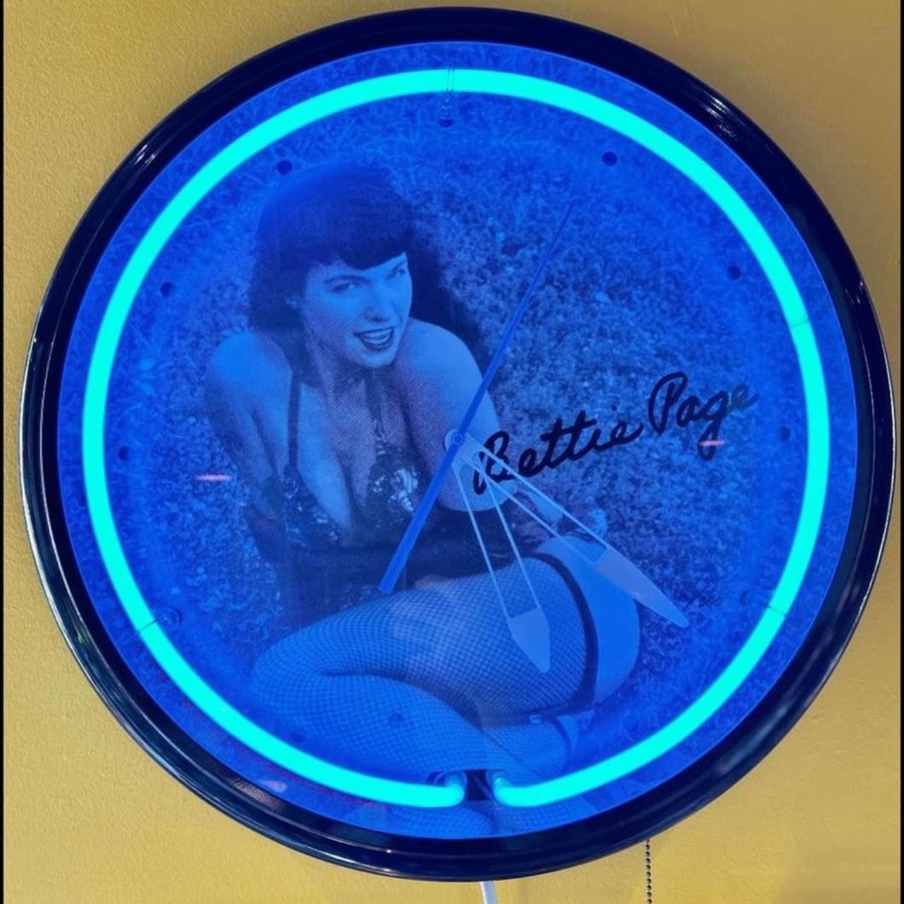 Vintage Bettie Page 1950s Pinup Model Neon Clock Ltd Ed  - Great working cond!